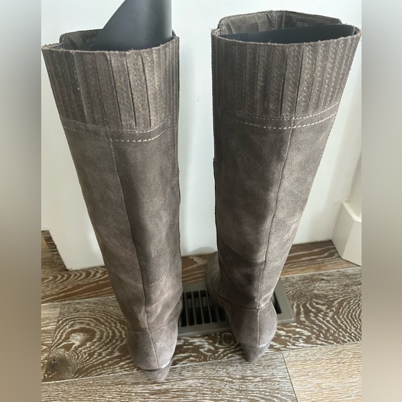 Luxury Rebel Gray Suede Wedge Knee High Boots 8 - Picture 3 of 5